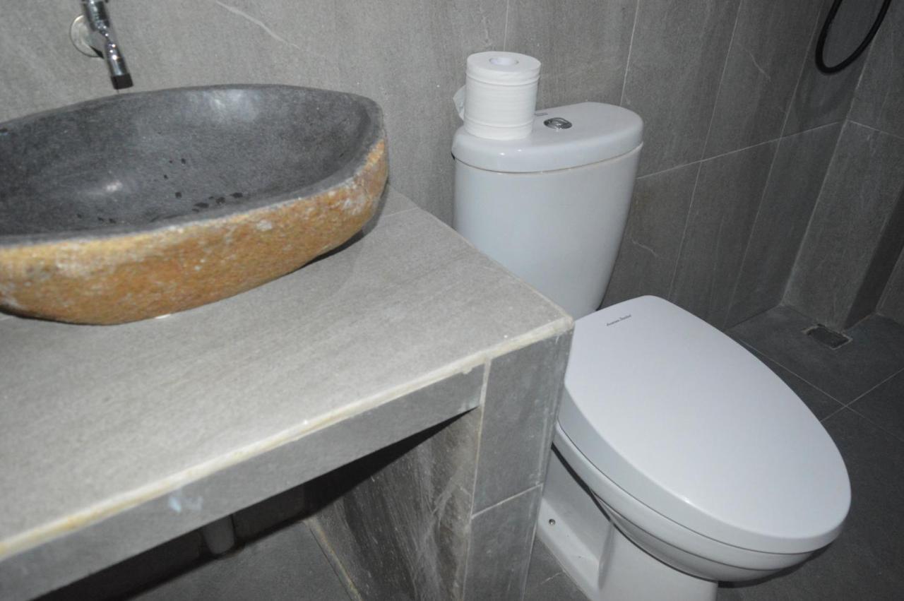 Labuan Bajo Mahoni Guesthouse エクステリア 写真