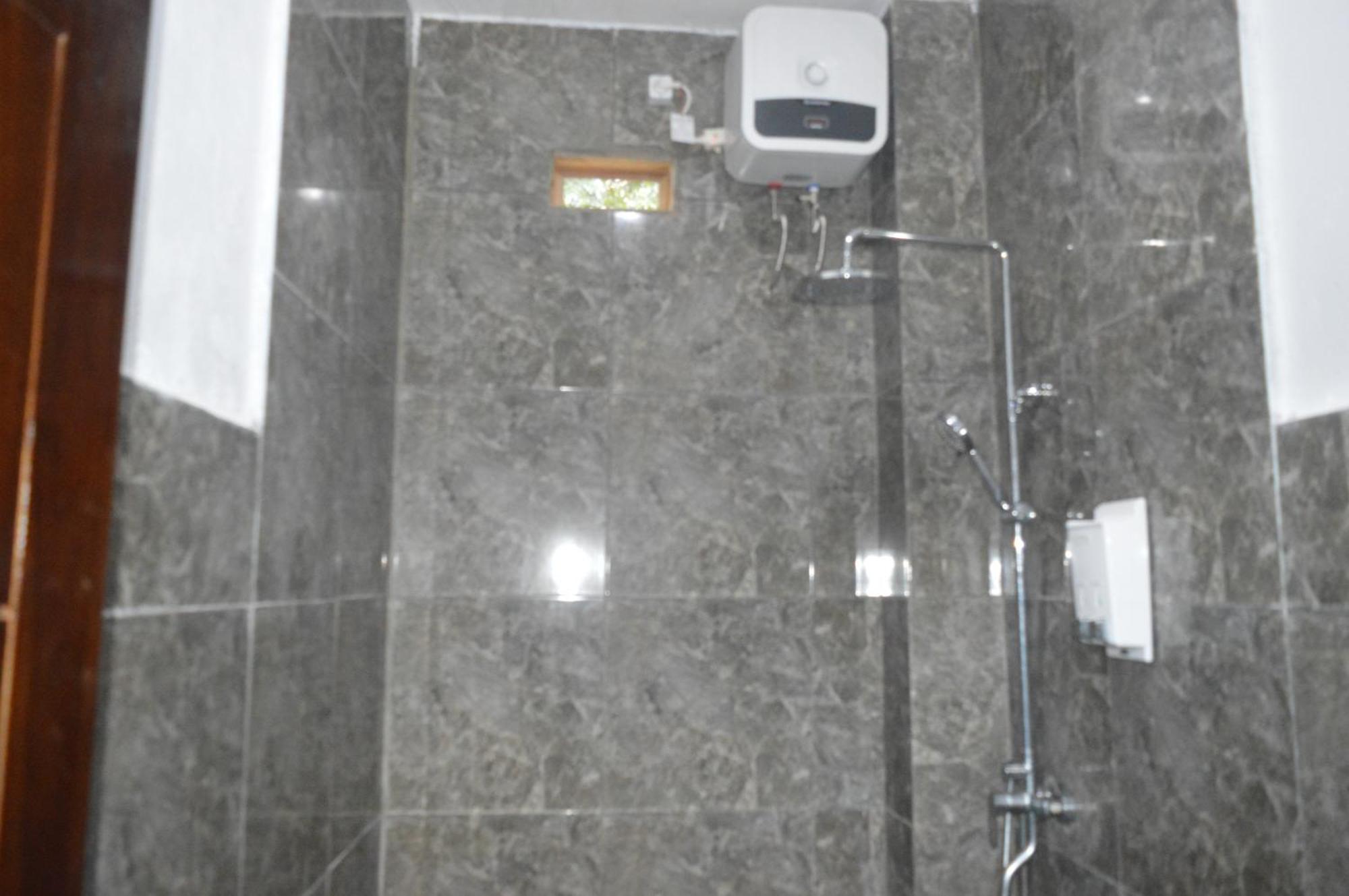 Labuan Bajo Mahoni Guesthouse エクステリア 写真
